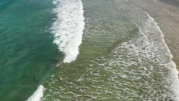 Plage et vagues de vue de dessus. Arrière-plan d'eau turquoise de vue de dessus. Paysage marin d'été de l'air. Vue de dessus depuis un drone. Concept et idée de voyage