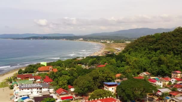 San Juan, La Union, Filipinas. Costa do mar com praia e hotéis, vista superior. — Vídeo de Stock