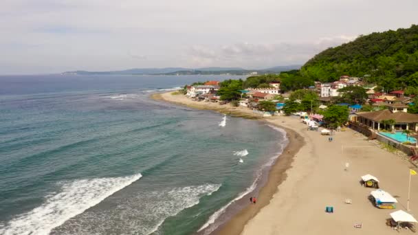 San Juan, La Union, Filipinler. Kumsalı ve otelleri olan deniz kıyısı, manzarası harika.. — Stok video