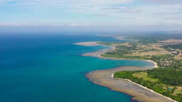 Campos agrícolas y aldeas en la isla, vista superior. Isla de Luzón, Filipinas. — Vídeos de Stock