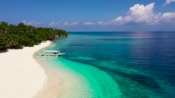 Łódź na brzegu tropikalnej wyspy. Wyspa Mahaba, Filipiny. Piękna piaszczysta plaża. — Wideo stockowe