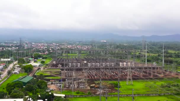 Luchtopname van een hoogspanningsonderstation. Vliegen over een centrale. — Stockvideo