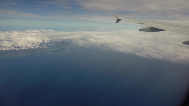 Vue depuis une fenêtre d'avion sur l'océan. — Video