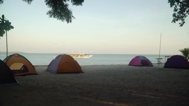 Tendas para acampar em uma praia tropical. — Vídeo de Stock