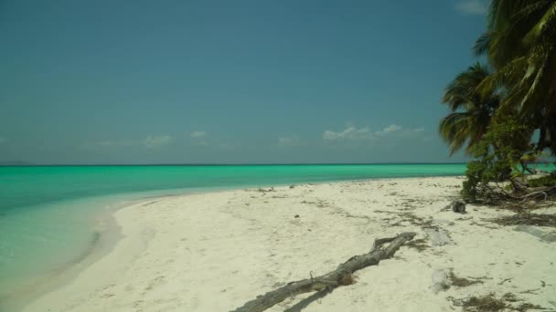 Isla tropical con una playa en el atolón. Onok Island Balabac, Filipinas. — Vídeo de stock