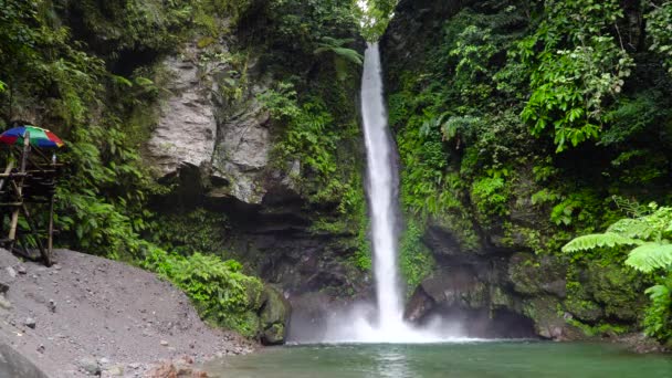 Piękny tropikalny wodospad Camiguin, Filipiny. — Wideo stockowe