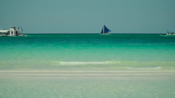 Segelbåt i blått hav. Boracay ön Filippinerna. — Stockvideo