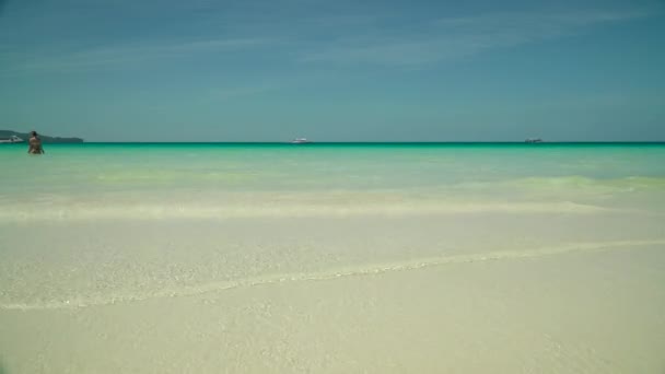 Tropik kumlu sahil ve mavi deniz, Filipinler. — Stok video