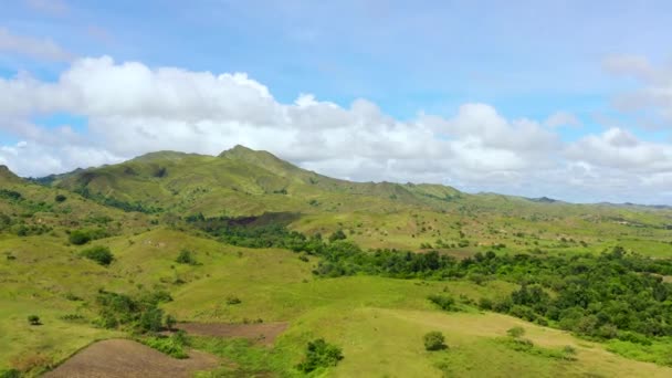 Colinas verdes e céu azul com nuvens. Bela paisagem na ilha de Luzon, vista aérea. — Vídeo de Stock