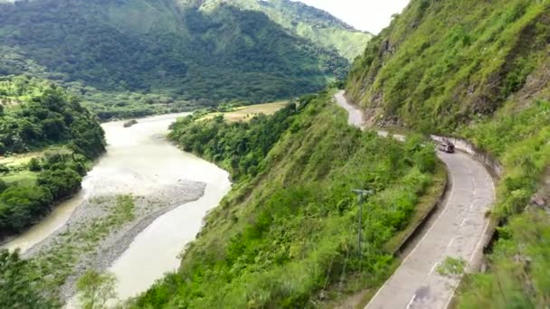 Bergweg op het eiland Luzon, uitzicht vanuit de lucht. Lege weg in Cordillera Mountains, Luzon, Filipijnen — Stockvideo
