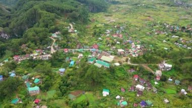 Filipinler 'in dağlık bölgesinde yer alan Sagada adlı hava manzaralı bir kasaba. Vadideki şehir dağların arasında ormanla kaplı..