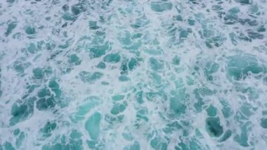 Dalgalı ve köpüklü mavi deniz dokusu. Deniz yüzeyi.