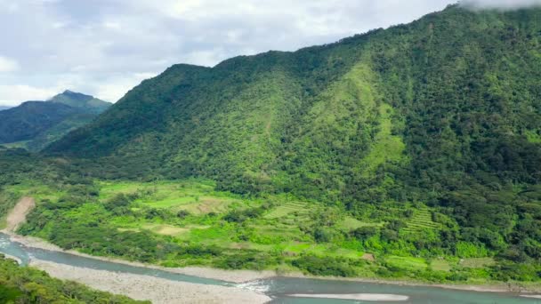 Horská krajina na ostrově Luzon. Hory pokryté deštným pralesem, letecký výhled. — Stock video