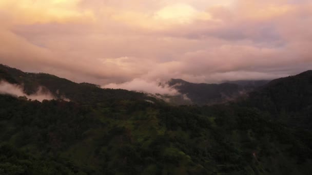 日没の間の山の谷の丘。自然の夏の山の風景. — ストック動画