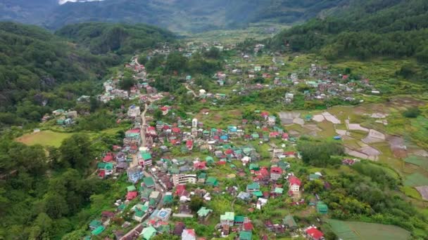 Casas e ruas de uma cidade montesa, vista superior. Village in Cordillera mountains, Luzon, Filipinas — Vídeo de Stock