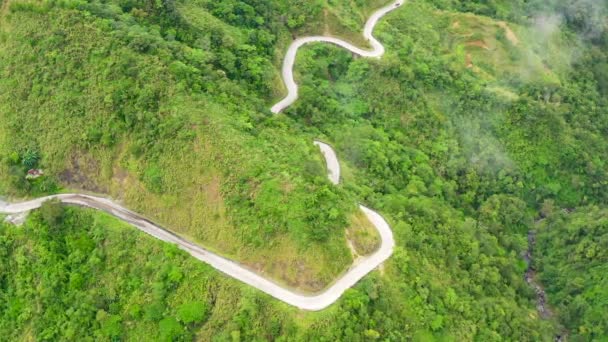 Cordillera na wyspie Luzon, Filipiny, widok z lotu ptaka. Góry pokryte są lasem deszczowym i drogą. — Wideo stockowe