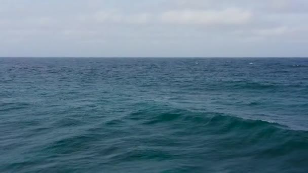 Dark blue sea and sky with clouds. — Stock Video