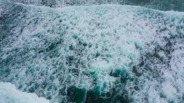 Αεροφωτογραφία στα κύματα του ωκεανού. Μπλε φόντο νερού. — Αρχείο Βίντεο