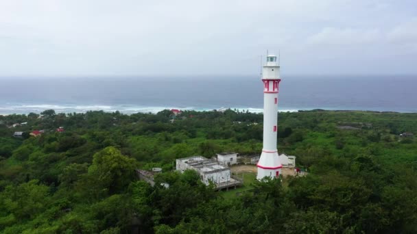 Witte toren vuurtoren op een groot eiland, bovenaanzicht. — Stockvideo