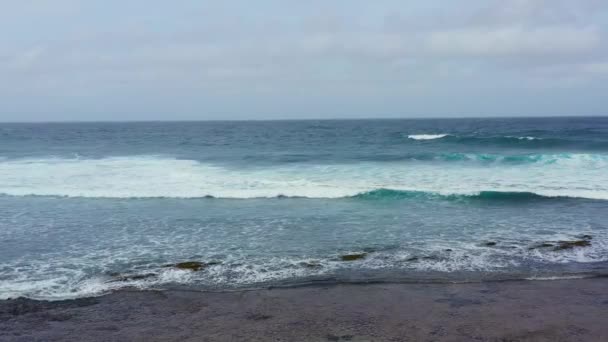 Utsikt til havbølger. Blått vann bakgrunn. – stockvideo