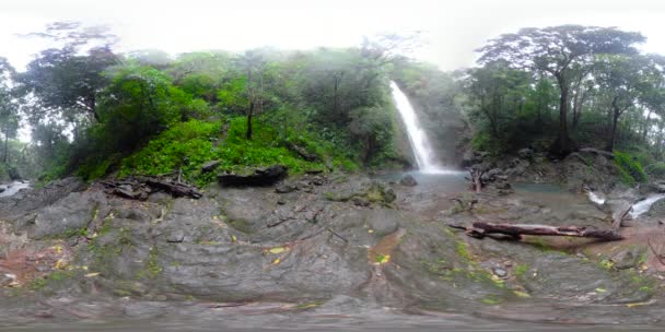 아름다운 열대 폭포, 필리핀. 360VR — 비디오