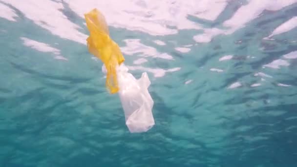 Plastic zak in de zee. — Stockvideo