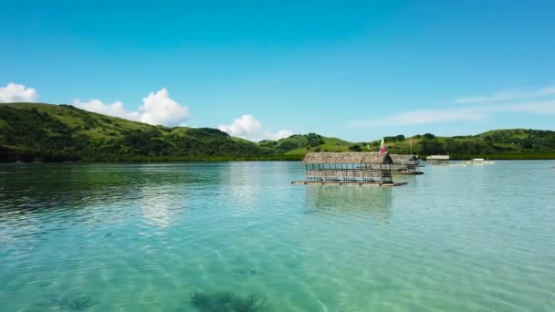 Manlawi Sandbar Caramoan Adaları 'nda yüzen kulübeler. Havada süzülen kasıkları olan bir göl, üst manzara.. — Stok video