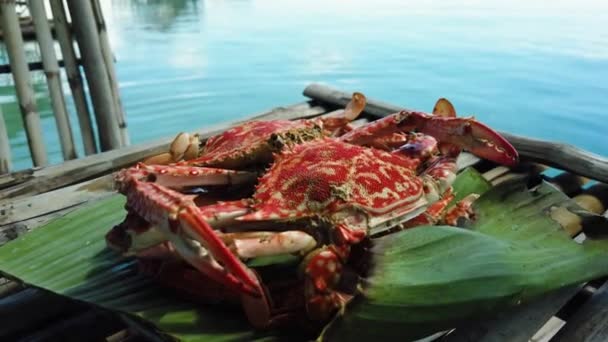 Gekookte krab op een bananenblad. — Stockvideo