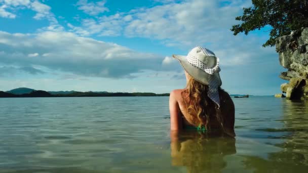 Mulher de chapéu na praia. — Vídeo de Stock