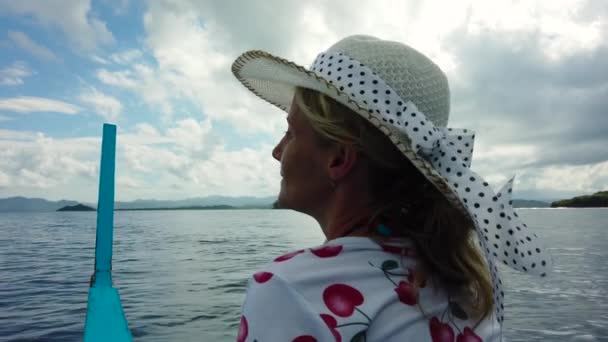 Девушка в шляпе на лодке. — стоковое видео