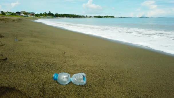 Pantai tercemar dengan plastik dan limbah. — Stok Video