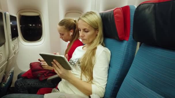 Passagiers in een cabinevliegtuig. — Stockvideo