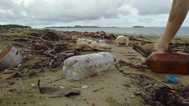Туристический мусор на пляже . — стоковое видео