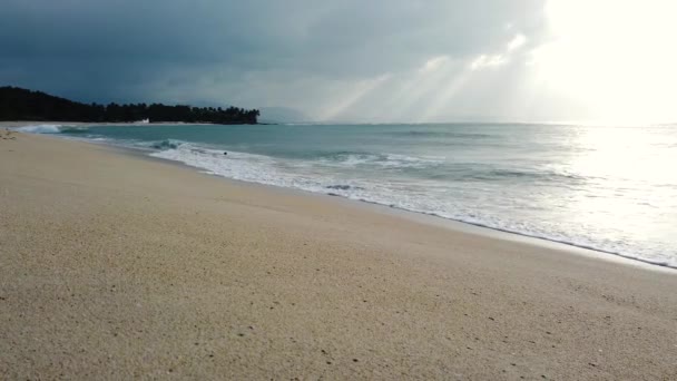 Tropisch strand en blauwe zee. Strand van Saud, Pagudpud. — Stockvideo