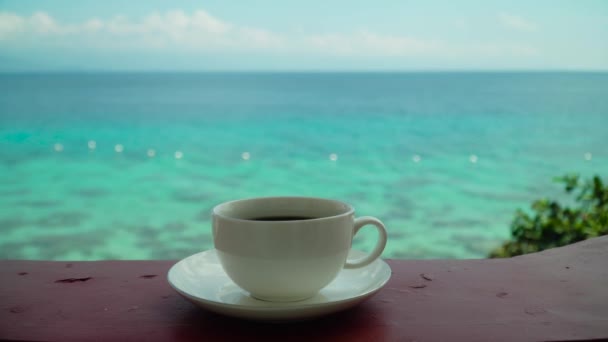Κύπελλο καφέ μπροστά στη θάλασσα. — Αρχείο Βίντεο