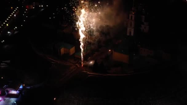 Vuurwerk aan de nachtelijke hemel. Luchtzicht. — Stockvideo