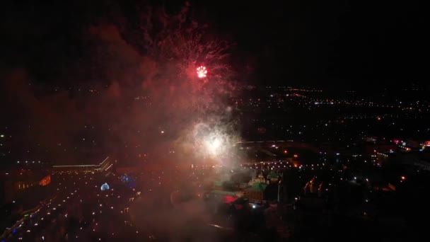 Fuegos artificiales en el cielo nocturno. Vista aérea. — Vídeo de stock