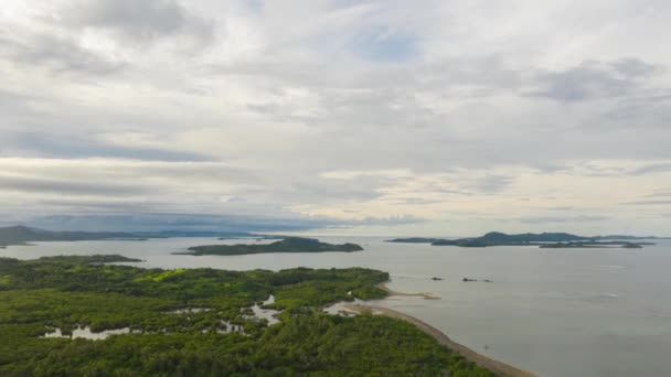 Тропічні острови під час заходу сонця, повітряний дрон. Карамоські острови (Філіппіни). — стокове відео