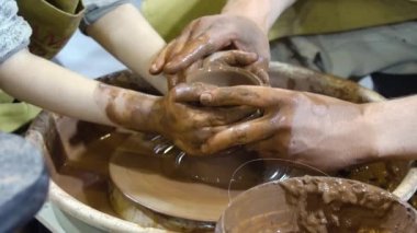 Potter 'ın Çömlekçi çarkı ve elleri.