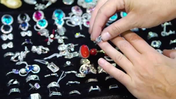 Female fingers choosing jewelry. — Stock Video
