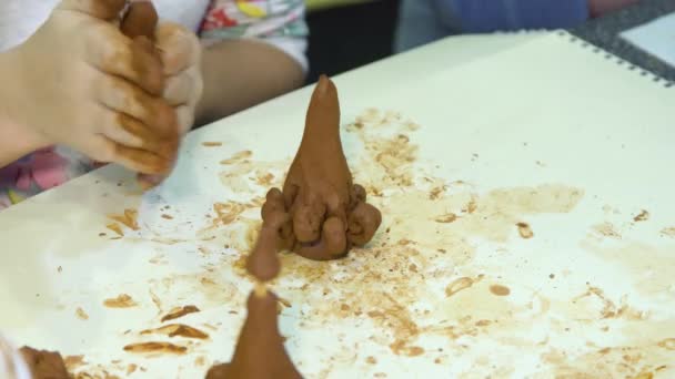 Les mains des enfants sculptent l'artisanat de l'argile . — Video