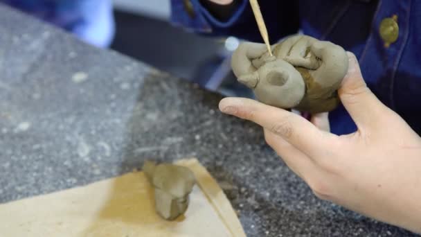 Barnen händer skulptera lera hantverk. — Stockvideo