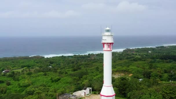 Faro de torre blanca en una isla grande, vista superior. — Vídeos de Stock