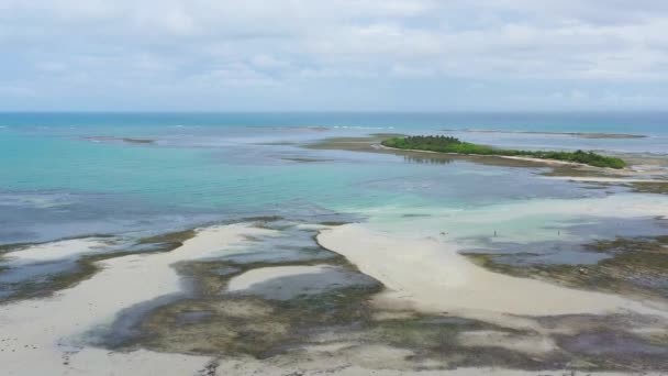 Isola tropicale Tanduyong con spiaggia. — Video Stock