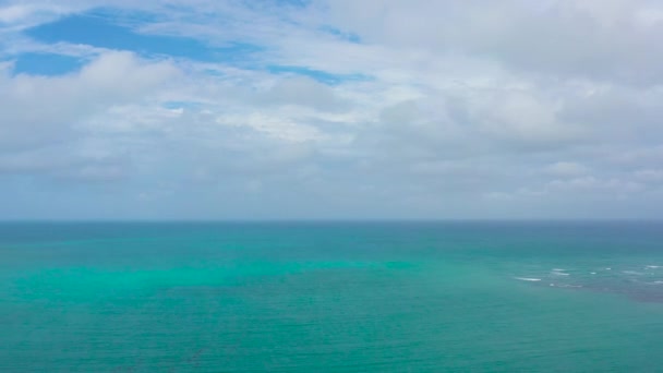 シースケープ:雲と青い空に対する海. — ストック動画