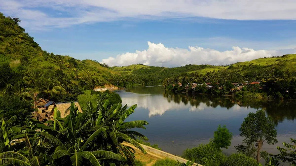 Rio e colinas verdes. Bela paisagem natural do rio no sudeste da Ásia. A natureza das Filipinas. — Fotografia de Stock