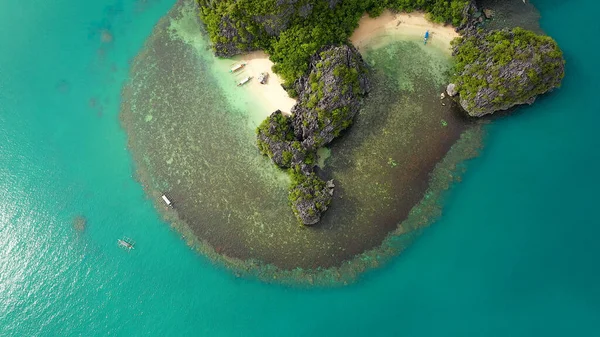 熱帯雨林とロッキー島、空中ビュー。フィリピンのカラマン諸島. — ストック写真