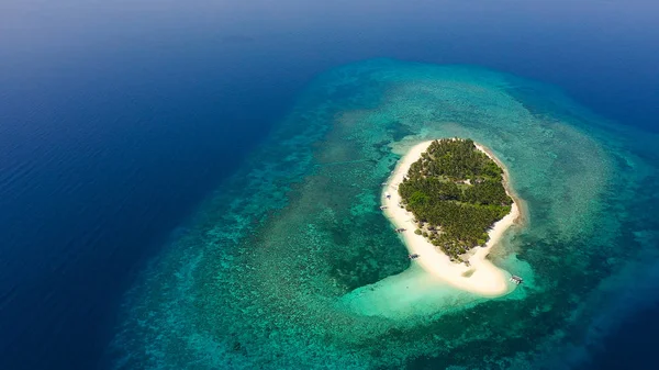 Isla tropical en un arrecife de coral, vista superior. Isla Digyo, Filipinas. —  Fotos de Stock