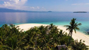 Güzel sahil. Etrafta palmiyeler olan güzel tropikal plaj manzarası. Tatil ve tatil konsepti. Tropik plaj.