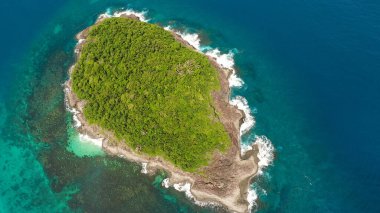 Tropikal ada. Caramoan Adaları, Camarines Sur, Filipinler.
